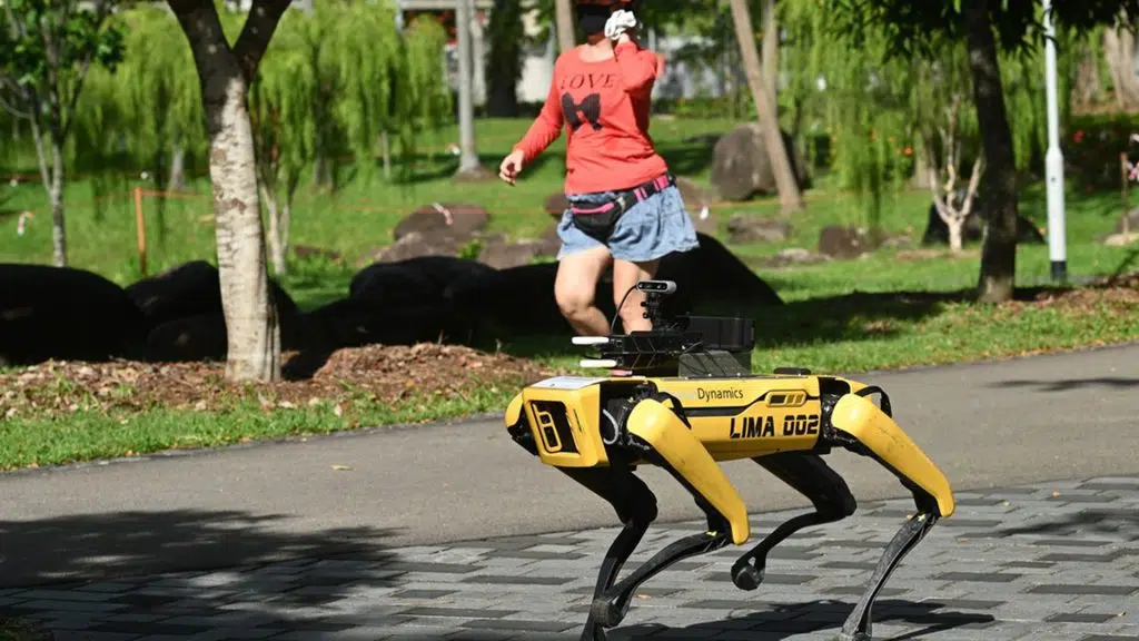 Inovações tecnológicas que ajudaram na pandemia da covid-19 Spot boston dynamics singapura
