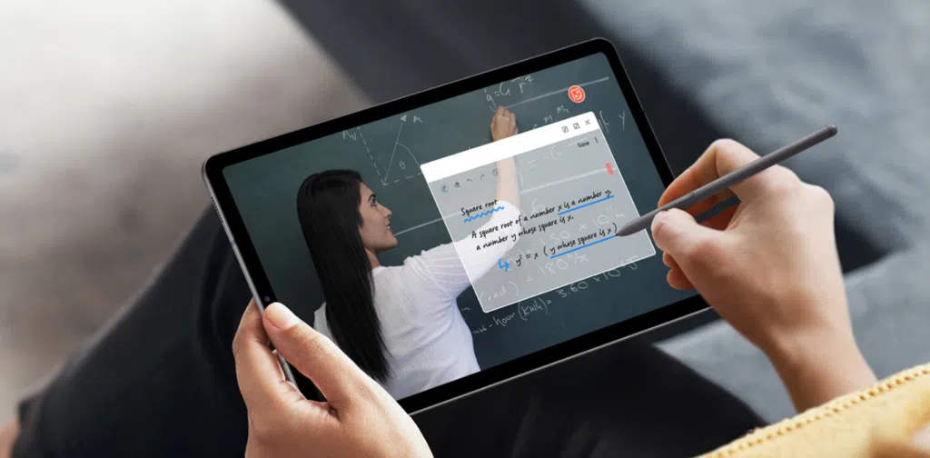 Novo samsung galaxy tab s6 lite traz caneta s pen e realidade aumentada Pessoa fazendo anotação no samsung galaxy tab s6 lite