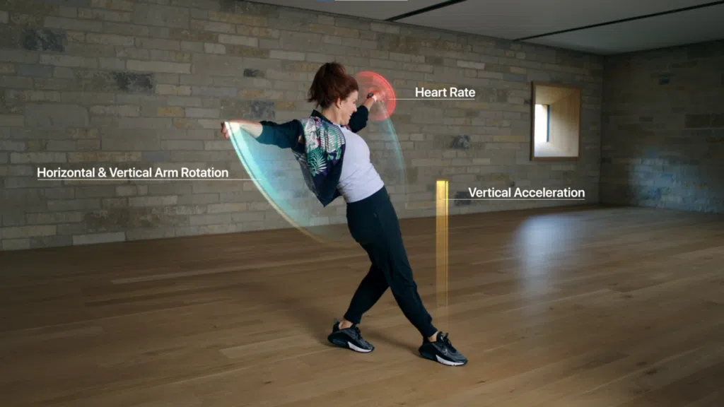 Watchos 7: confira 5 novidades a caminho do apple watch Imagem mostra mulher dançando enquanto o apple watch detecta os movimentos e a frequência cardíaca.
