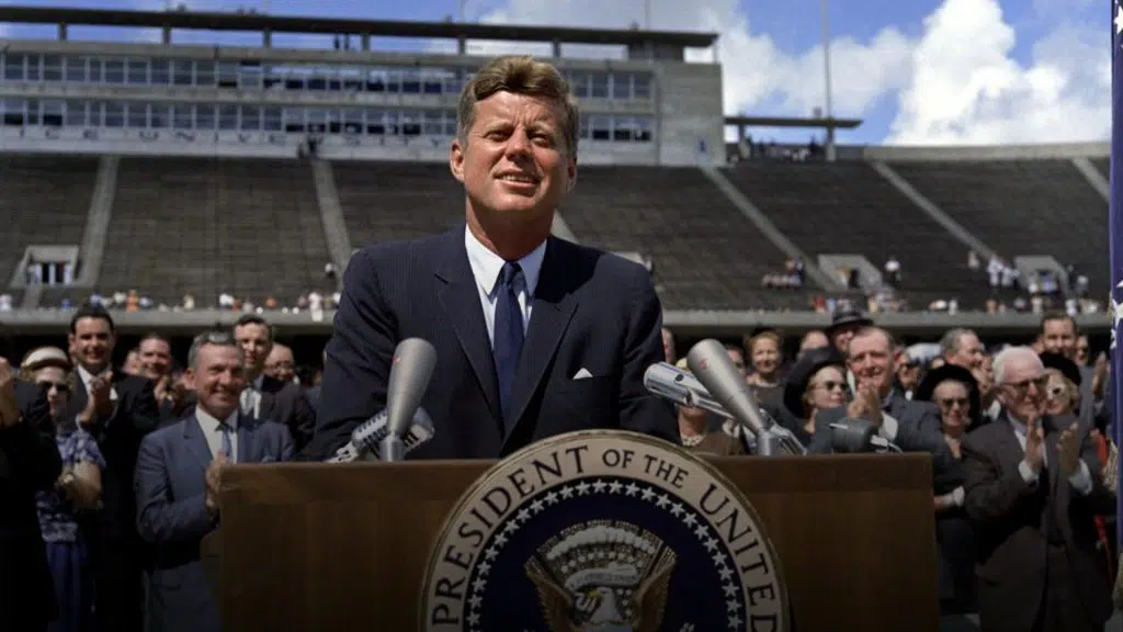Quantas vezes o homem foi à lua? Veja todas as missões da nasa Presidente john f kennedy em anuncio da corrida lunar americana
