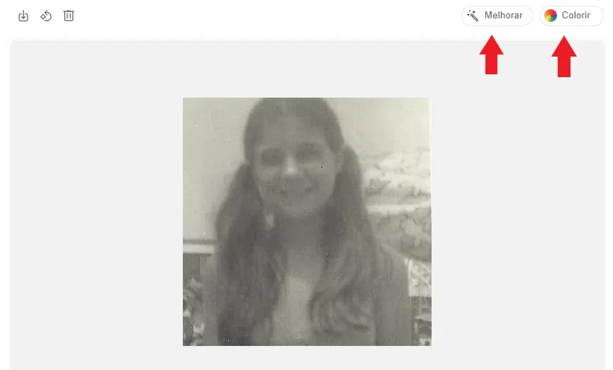 Tutorial: aprenda a restaurar fotos antigas instantaneamente Duas setas vermelhas apontando para os botões que fazem funcionar a ferramenta de restaurar fotos antigas, o myheritage photo enchancer