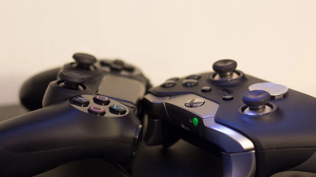 Gastando muita energia? Descubra 10 eletrônicos vilões da conta de luz Três consoles de videogame próximos um ao outro, formando uma estrela.