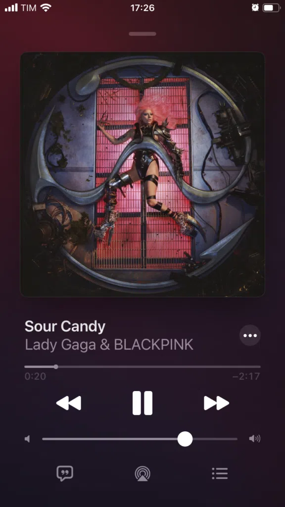 Apple music terá novo visual e foco em recomendações no ios 14 Imagem mostra a música "sour candy" de lady gaga & blackpink sendo reproduzida no apple music.