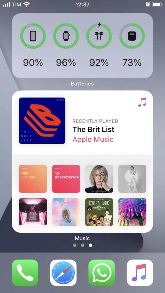 Apple music terá novo visual e foco em recomendações no ios 14 A imagem mostra o novo widget do apple music em tamanho grande. O widget exibe em destaque a última playlist reproduzida e abaixo os álbuns e listas tocados anteriormente.