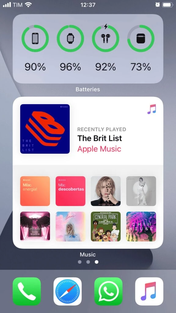 Apple Music יקבל מראה חדש ותתמקד בהמלצות ב-iOS 14 התמונה מציגה את הווידג'ט החדש של Apple Music בגודל מלא. הווידג'ט מציג את רשימת ההשמעה האחרונה שהושמעה בהדגשה ומתחת לאלבומים ורשימות ההשמעה שהושמעו בעבר.