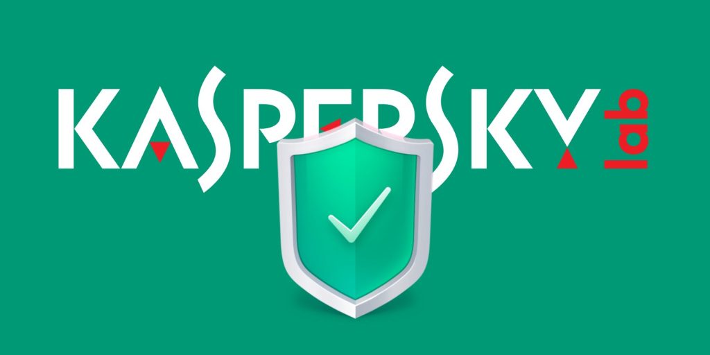 Logo do antivírus gratuito kaspersky, com o fundo verde, um escudo verde com bordas prateadas na frente e os escritos kaspersky lab atrás em branco e vermelho