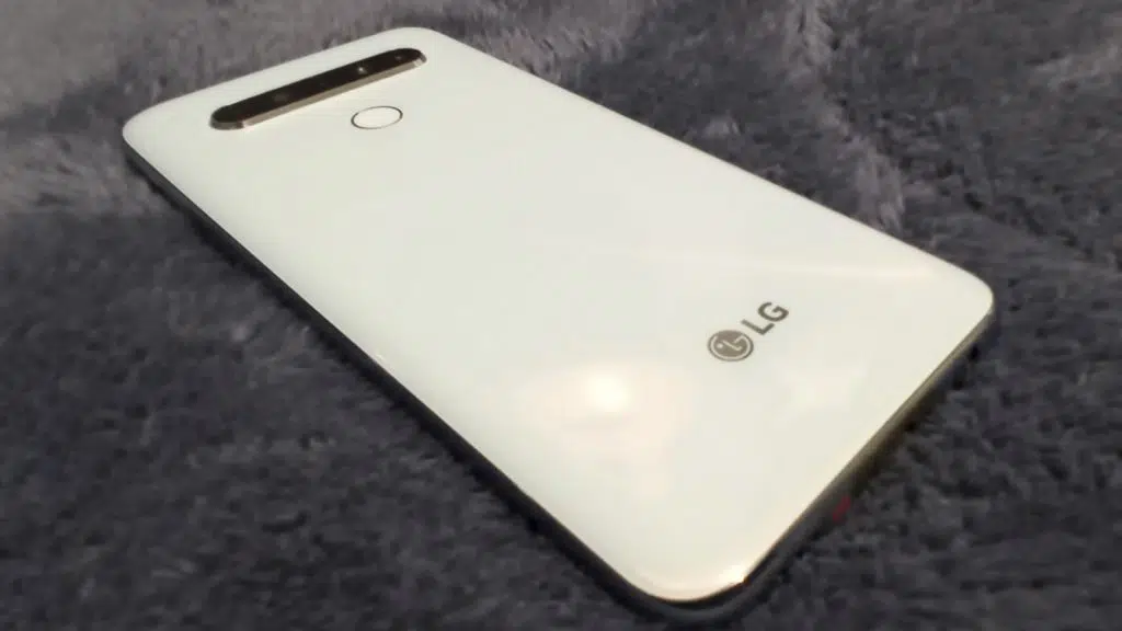 סקירה: סמארטפונים lg k61 ו-k51s נראים דומים מבחוץ, עם הבדלים מעניינים מבפנים סקירה: סמארטפונים lg k61 ו-k51s נראים דומים מבחוץ, עם הבדלים מעניינים מבפנים. לטלפונים סלולריים אלה מסדרת lg k יש מפרט טכני דומה מאוד, למעט בהשוואה בין מסך ומצלמות; המשך לקרוא כדי לגלות איזה מהם עשוי להיות שווה יותר עבורך