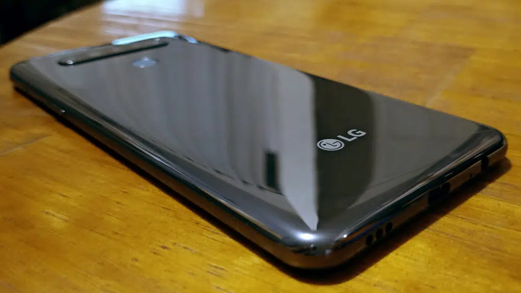 סקירה: סמארטפונים lg k61 ו-k51s נראים דומים מבחוץ, עם הבדלים מעניינים מבפנים LG k51s כסף על שולחן עץ