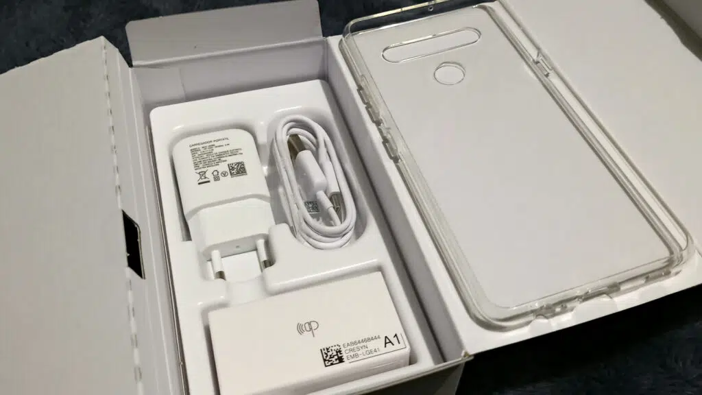 סקירה: סמארטפונים lg k61 ו-k51s נראים דומים מבחוץ, עם הבדלים מעניינים מבפנים ערכת Lg k61 עם מטען ואוזניות