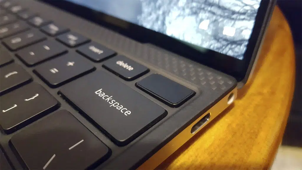 Review: dell xps 13 2020, um exemplo de qualidade e performance em notebook ultraportátil Xps 13 dell detalhe para leitor de impressão digital