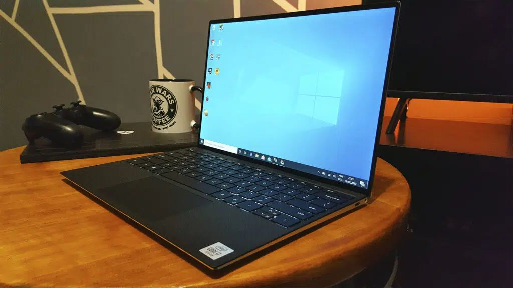 Review: dell xps 13 2020, um exemplo de qualidade e performance em notebook ultraportátil Xps 13 dell sobre mesa de madeira