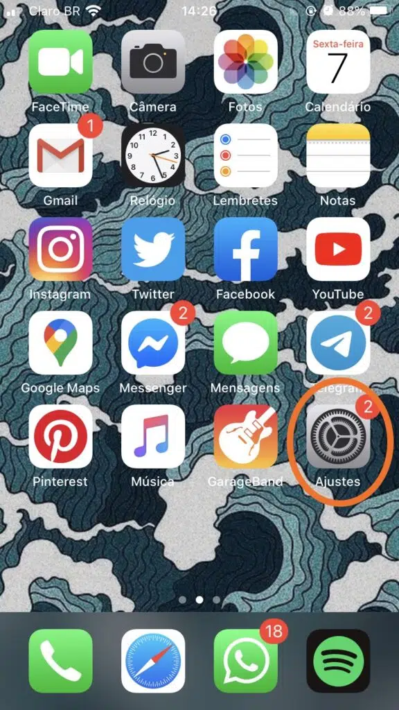 Proteção para iphone: como manter seu celular longe (e seguro) de hackers Tela inicial do iphone com foco no ícone de ajustes