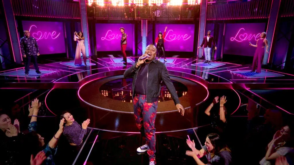 Novidades netflix em setembro: o diabo de cada dia, enola holmes e muito mais Cena da série 'vem cantar! Estados unidos'