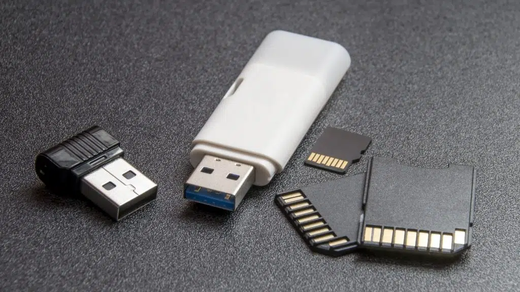 Como recuperar arquivos de um pendrive corrompido Como recuperar arquivos de um pendrive corrompido. Dicas simples para quando o pendrive for infectado por vírus e você precisa recuperar arquivos dentro dele