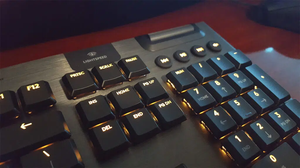 レビュー: Logitech G915、優れた汎用性の高いメカニカル ゲーミング キーボード Logitech g915 lightstspeed 接続とプレイ ショートカット、テーブルの上