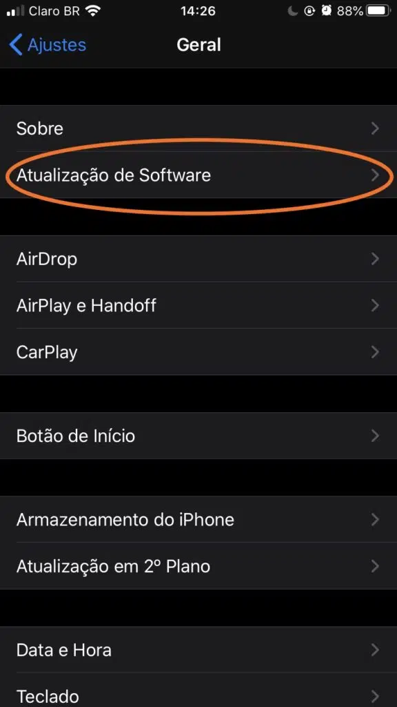 Proteção para iphone: como manter seu celular longe (e seguro) de hackers Tela do com foco em atualização do software