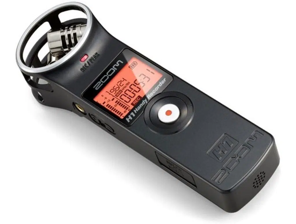 Microfone: confira um guia de como escolher o produto ideal Zoom h1 pode ser conectado a um microfone de lapela.