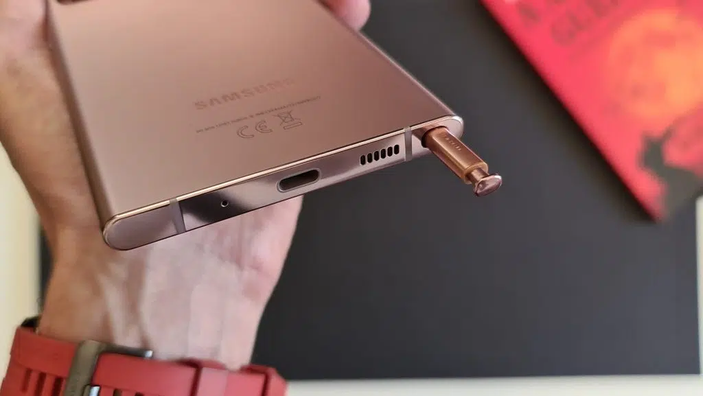 Review: galaxy note 20 ultra une elegância e excelência em câmeras Galaxy note 20 ultra focando no compartimento na parte esquerda (direita na foto pois o celular está virado) onde fica guardada a s pen.