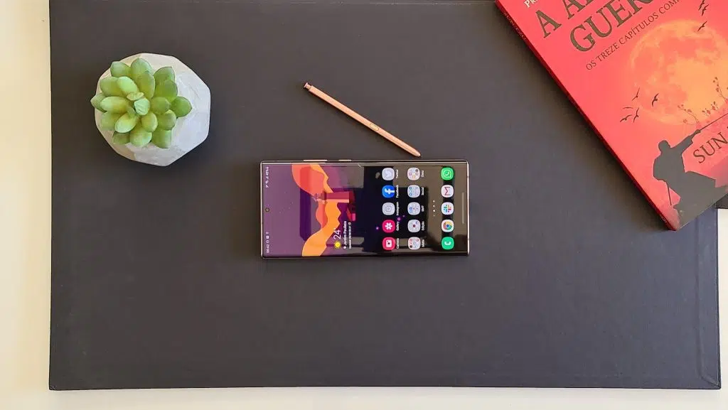 Review: galaxy note 20 ultra une elegância e excelência em câmeras Visão horizontal do galaxy note 20 ultra e da s pen em cima