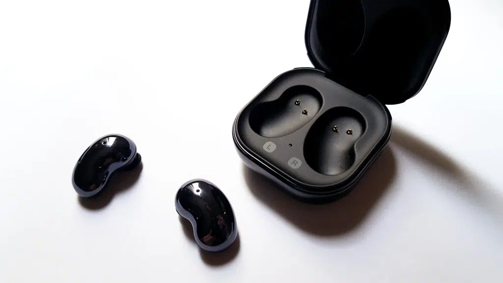 Review: galaxy buds live, os confortáveis e práticos fones de ouvido sem fio da samsung Galaxy buds live sobre mesa branca