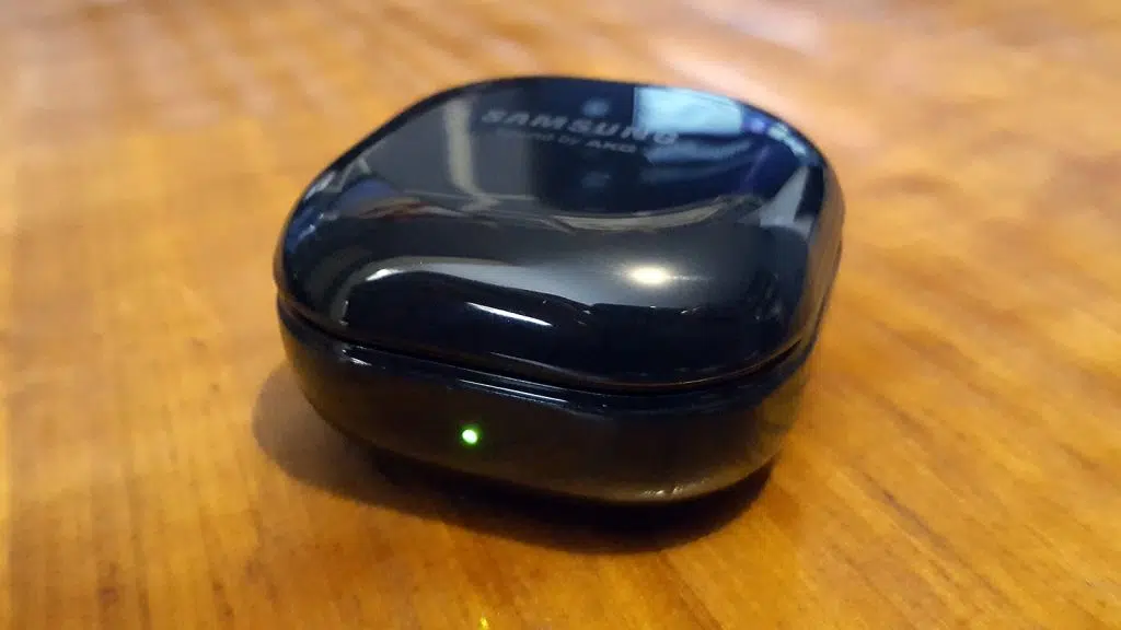 Review: galaxy buds live, os confortáveis e práticos fones de ouvido sem fio da samsung Galaxy buds live case sobre mesa de madeira