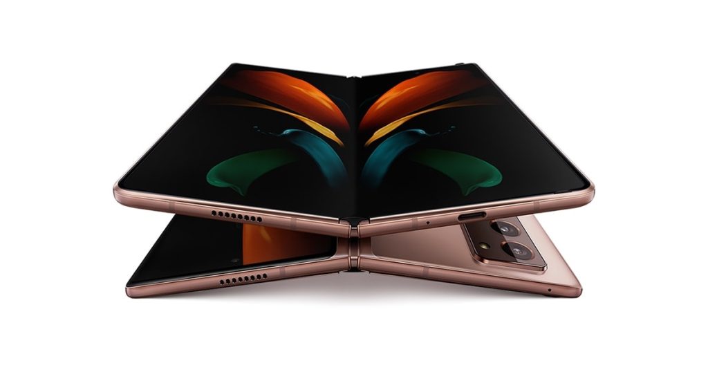 Galaxy z fold 2 anunciado no ifa 2020, na cor bronze, é um celular dobrável da samsung de última geração que parece, na foto, uma borboleta de quatro asas