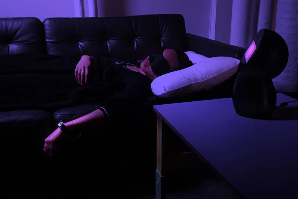 Hackear sonhos? Conheça o sistema criado pelo mit capaz de fazer isso Pessoa dormindo durante experimento para hackear sonhos