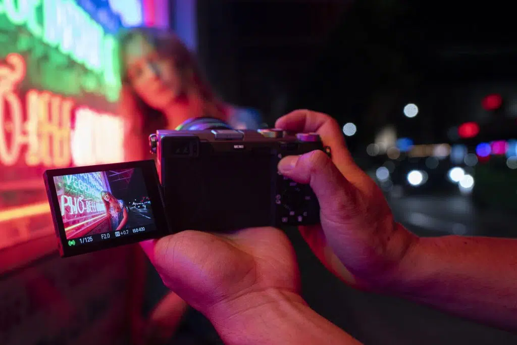 Ny sony a7c-kamera är en kompakt fullformatskamera riktad till youtubers Person som spelar in video med sony a7c-kamera