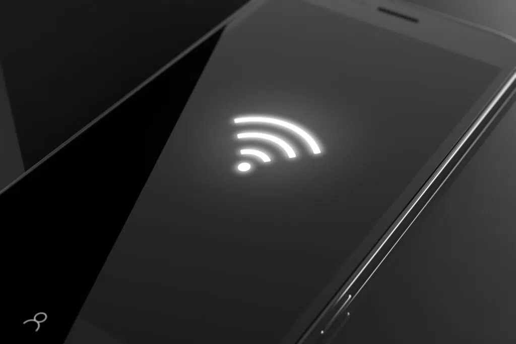 As 25 tecnologias que mudaram o mundo nos últimos 25 anos Celular com símbolo de conexão do wi-fi em sua tela