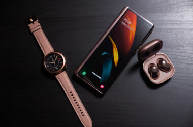 Em imagem, novo galaxy z fold2 junto aos airbuds e o smartwatch da samsung em cores bronze