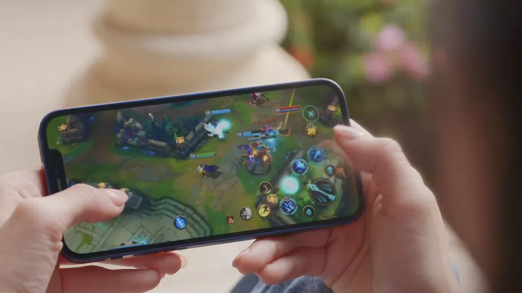 Do mini ao pro max: apple lança 4 novos iphone 12, todos com 5g Imagem de uma pessoa jogando league of legends no iphone 12