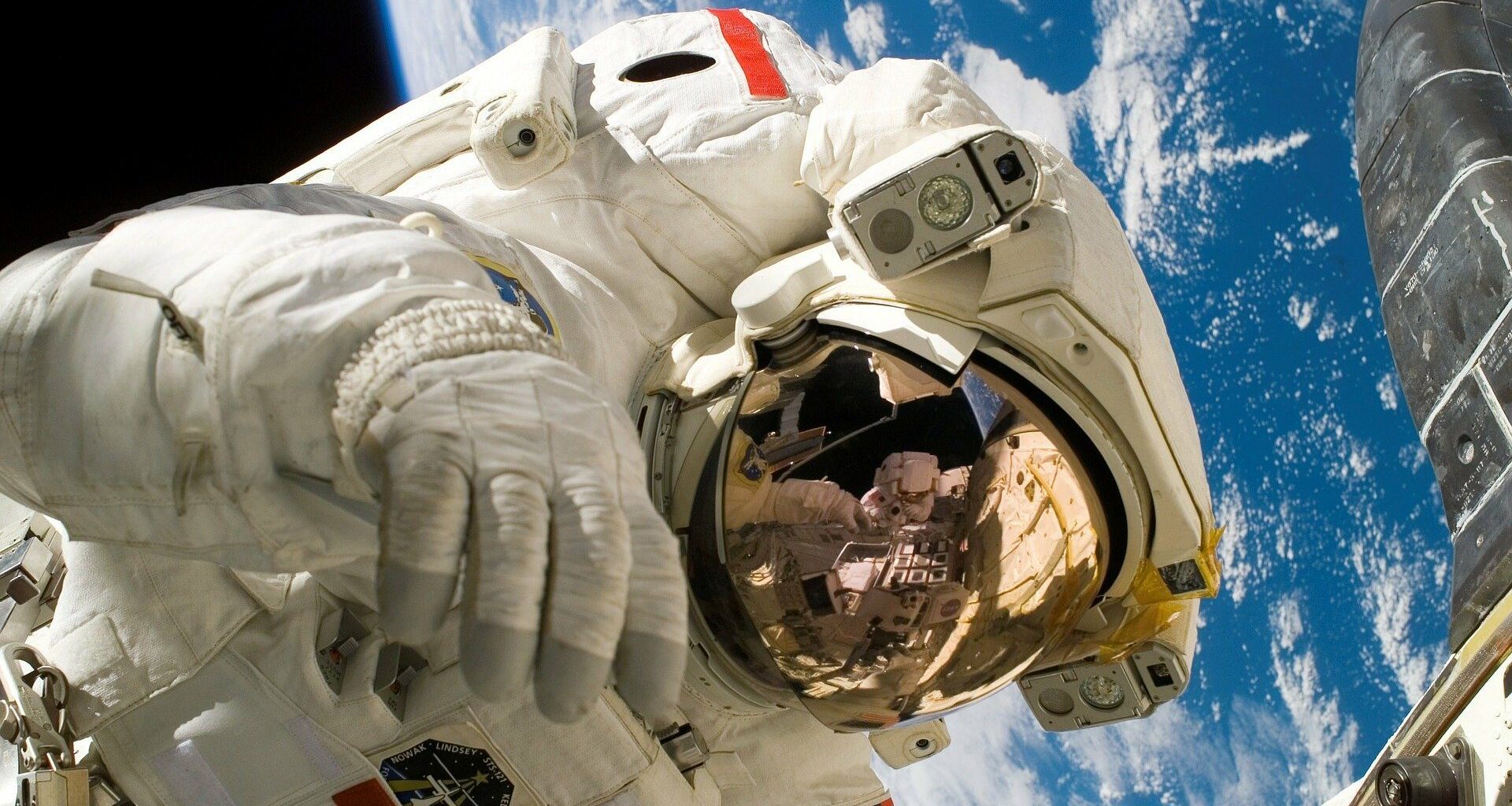 12 curiosidades sobre trajes espaciais que você jamais imaginou. Não é novidade que os trajes espaciais servem para proteção do corpo humano, mas, além disso, para quê eles servem?
