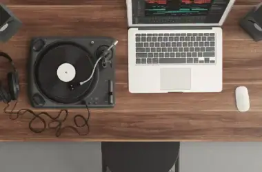 Os melhores sites pra baixar músicas de graça. Não sabe onde baixar músicas e quer se adequar aos termos da lei ou então descobrir artistas em ascensão? Essa lista de sites para baixar músicas de graça vai te ajudar