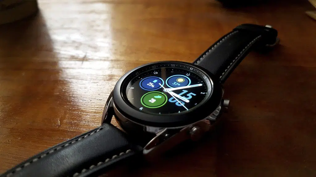 Review: samsung galaxy watch 3, o completo smartwatch com design clássico Galaxy watch 3 sobre mesa de madeira