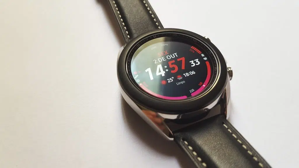 Review: samsung galaxy watch 3, o completo smartwatch com design clássico Galaxy watch 3 sobre fundo branco com visor vermelho