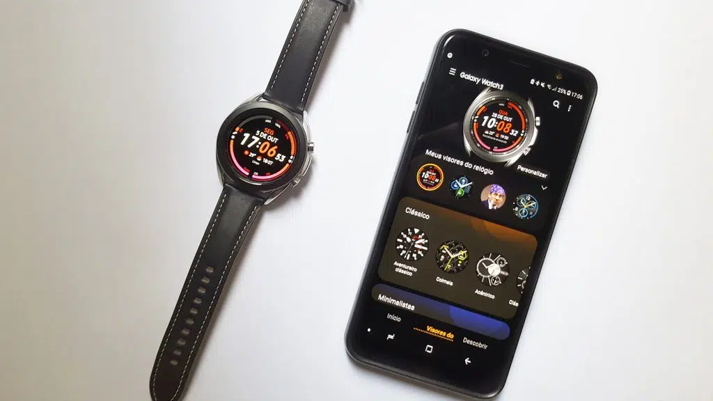 Review: samsung galaxy watch 3, o completo smartwatch com design clássico Galaxy watch 3 e smartphone aberto no aplicativo galaxy wearable