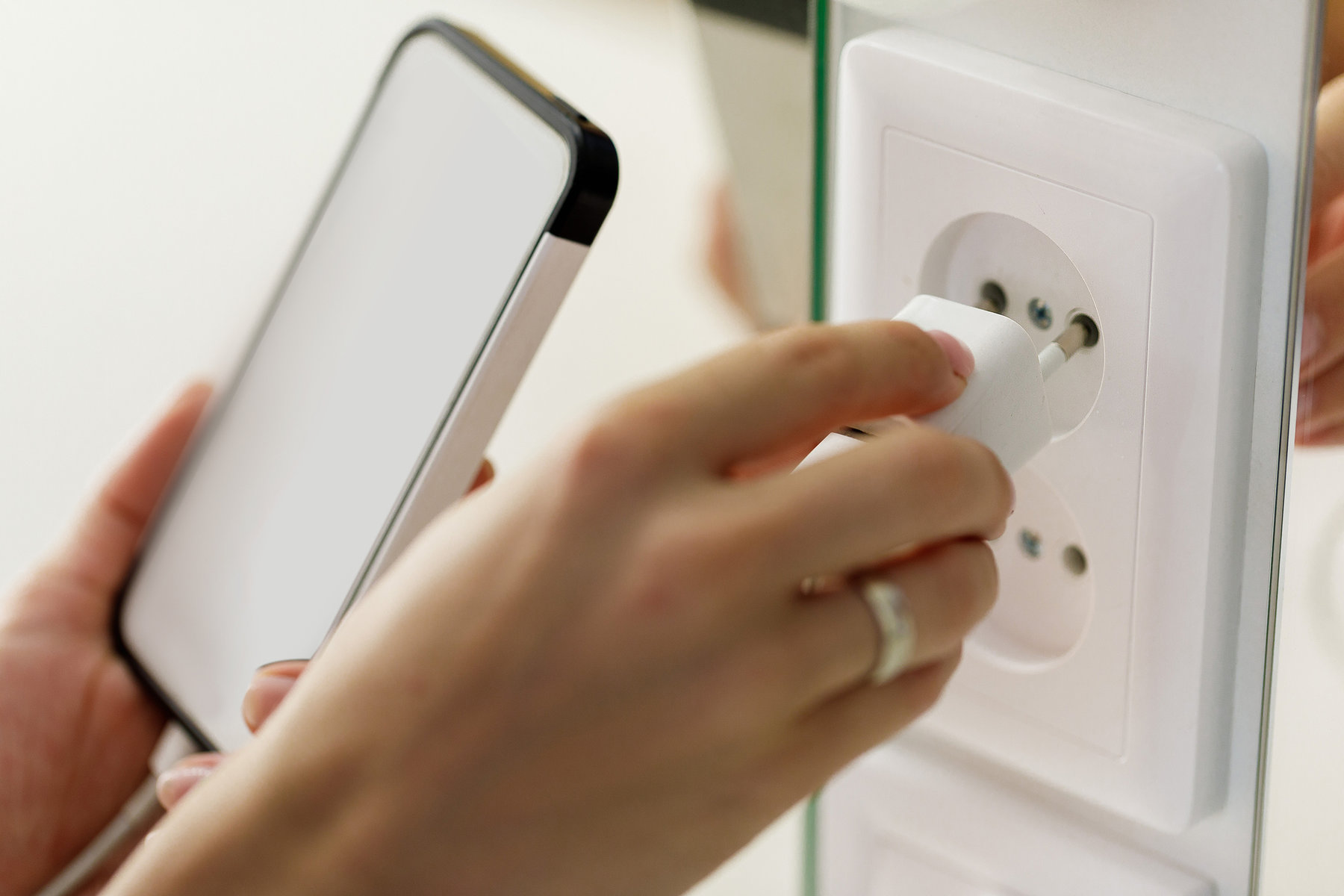 Você pode carregar o celular com cabo USB na tomada - WEG - Blog Tomadas \u0026  Interruptores