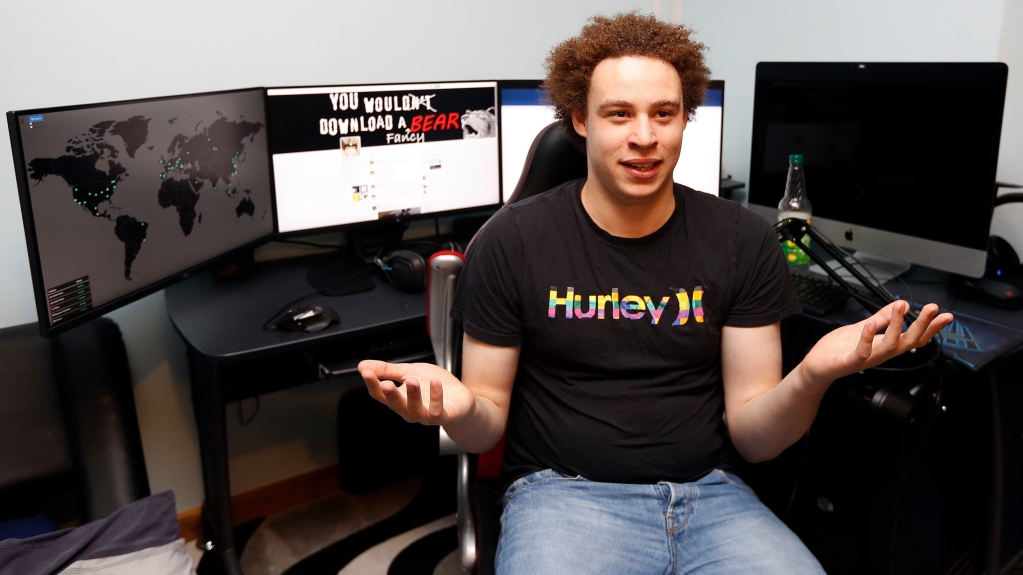 Marcus hutchins na frente dos seus computadores.