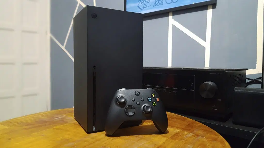 Review: xbox series x, o console definitivo para a nova geração de videogames Xbox series x sobre mesa de madeira