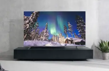 Televisor p715 de 75 polegadas em cima de uma bancada