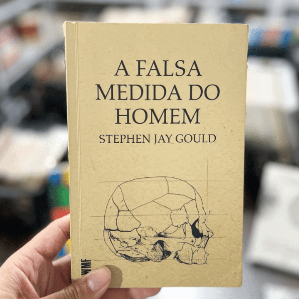 Top 30 Wissenschaftsbücher Person, die ein Buch hält, das falsche Maß des Menschen