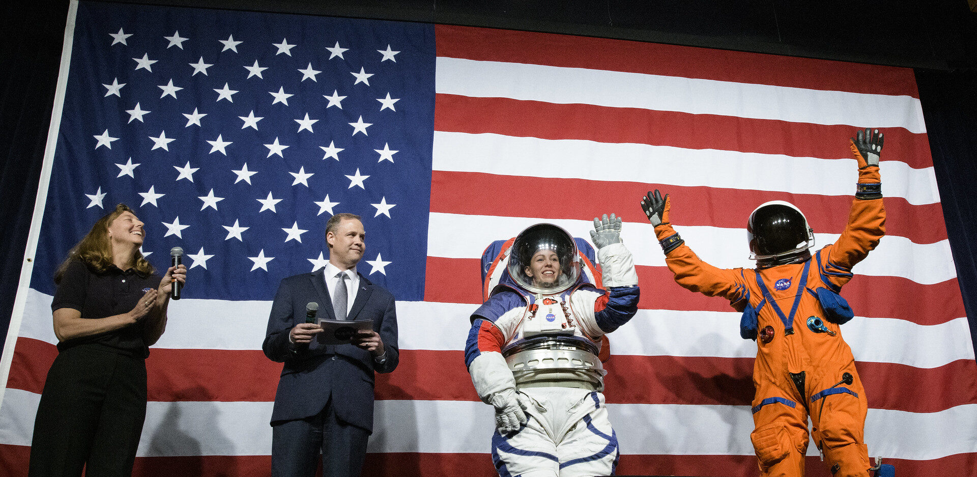 Em outubro de 2019, a nasa apresentou as melhorias nos trajes espaciais que serão utilizados no programa artemis