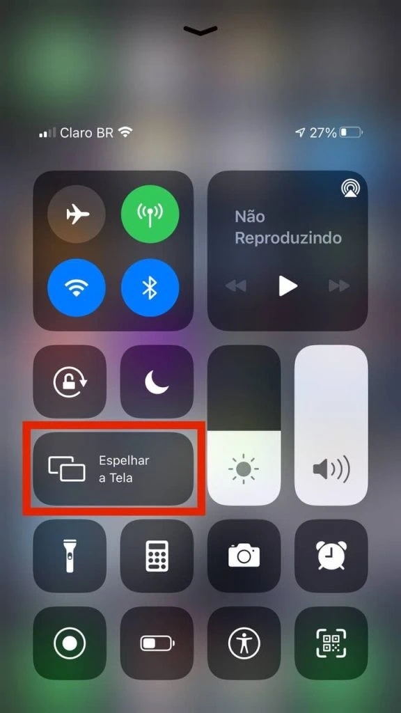 Cómo conectar su computadora portátil a un monitor Imprima mostrando la opción de duplicación de pantalla en el iPhone.