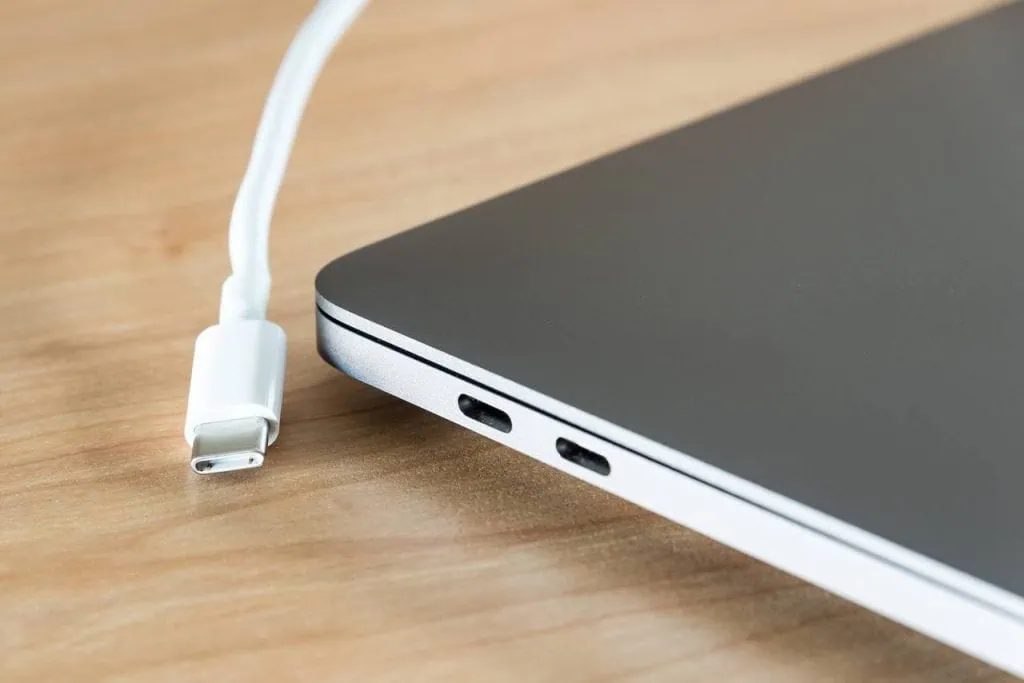 Cómo conectar su computadora portátil a un monitor Notebook con dos conexiones usb-c y, al lado, un cable usb-c.