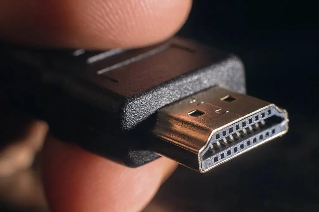 Cómo conectar su computadora portátil a un monitor Un cable con conexión hdmi.