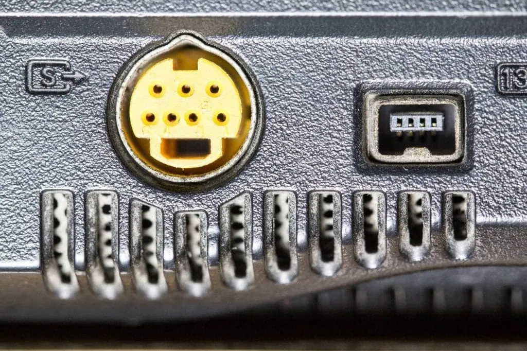 Cómo conectar su computadora portátil a un monitor En amarillo, una entrada de s-video.