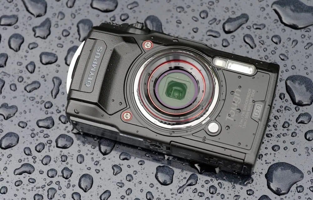 11 種類のカメラ: あなたに最適なカメラは? Olympus Tough TG-6 は、最大 2,1 メートルの高さからの落下に耐えることができます。