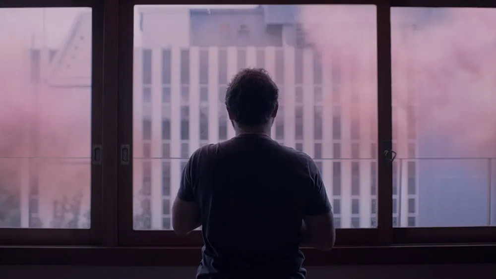 ブラジルの映画「ピンクの雲」が検疫で立ち往生していることについて語る ブラジル映画のピンクの雲は、検疫で立ち往生していることについて語っています. 2017 年に執筆され、2019 年に撮影された『ピンクの雲』は、パンデミック時に経験した心理的な葛藤を再現したことで、サンダンス フェスティバルでヒットしました。