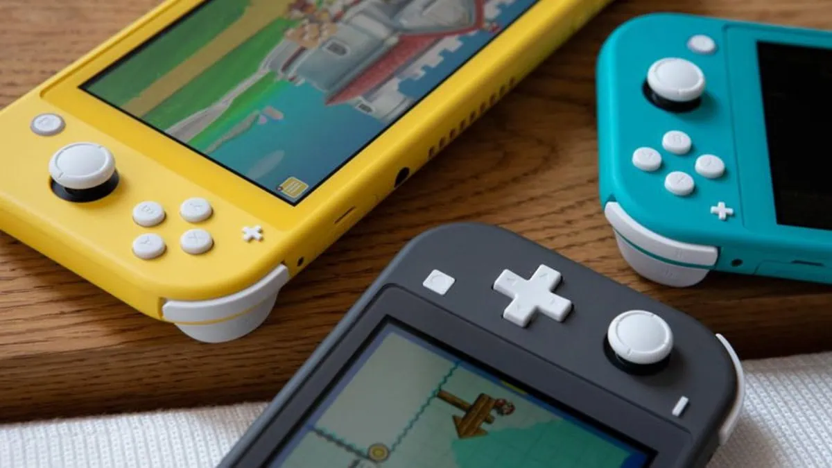 Drei Nintendo Switch Lite auf einem Tisch, um die 15 kurzen Spiele für Nintendo Switch zu genießen