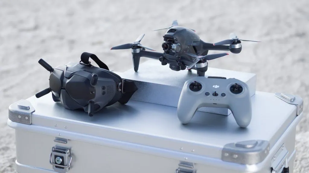 DJI fpv هي طائرة بدون طيار لاستخدامها من منظور الشخص الأول ، مع نظارات خاصة تُظهر الصورة العناصر التي يتكون منها dji fpv ، وكلها ملونة بدرجات مختلفة من الرمادي.